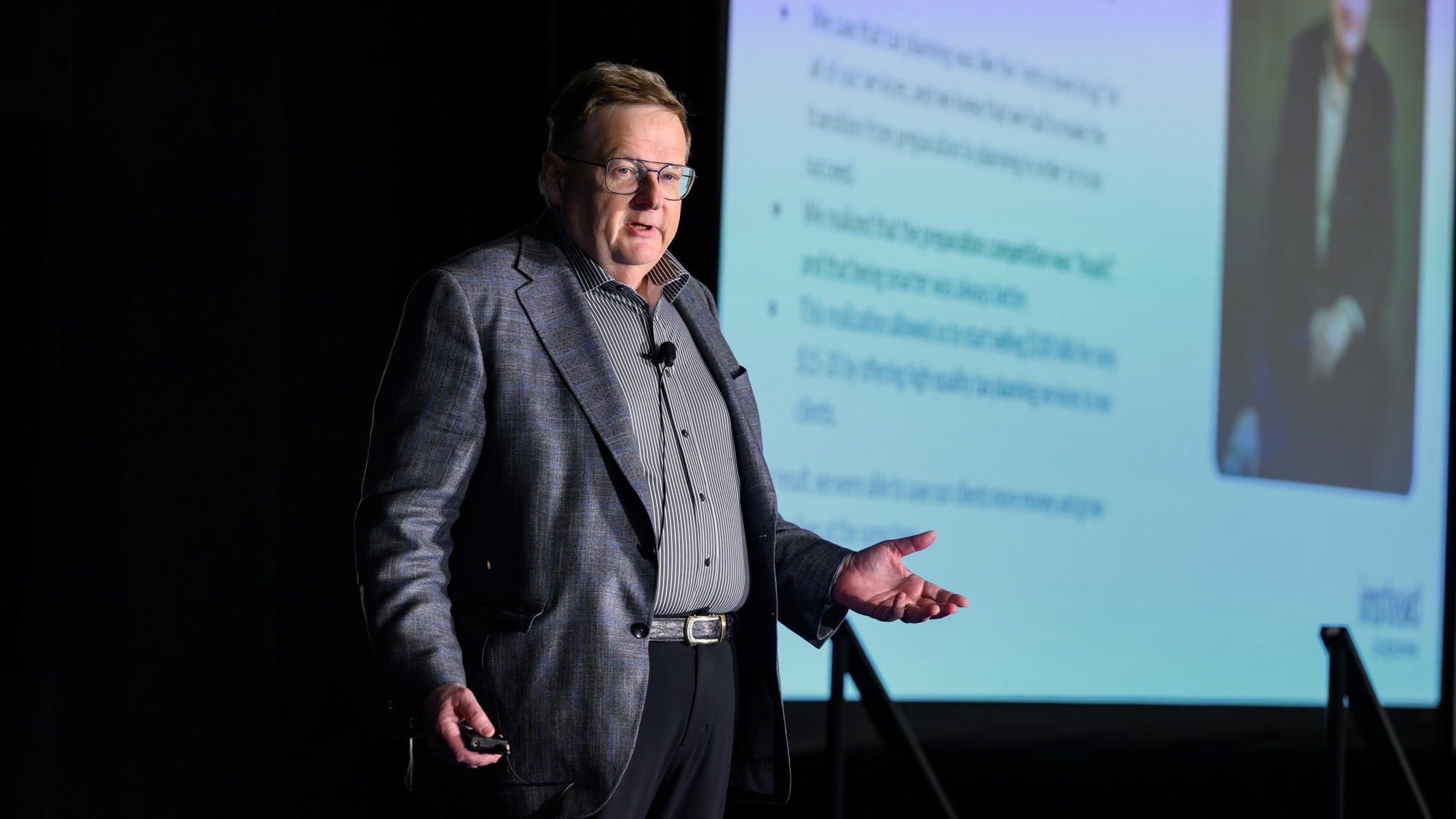 Peter Holtz explaining the model on stage