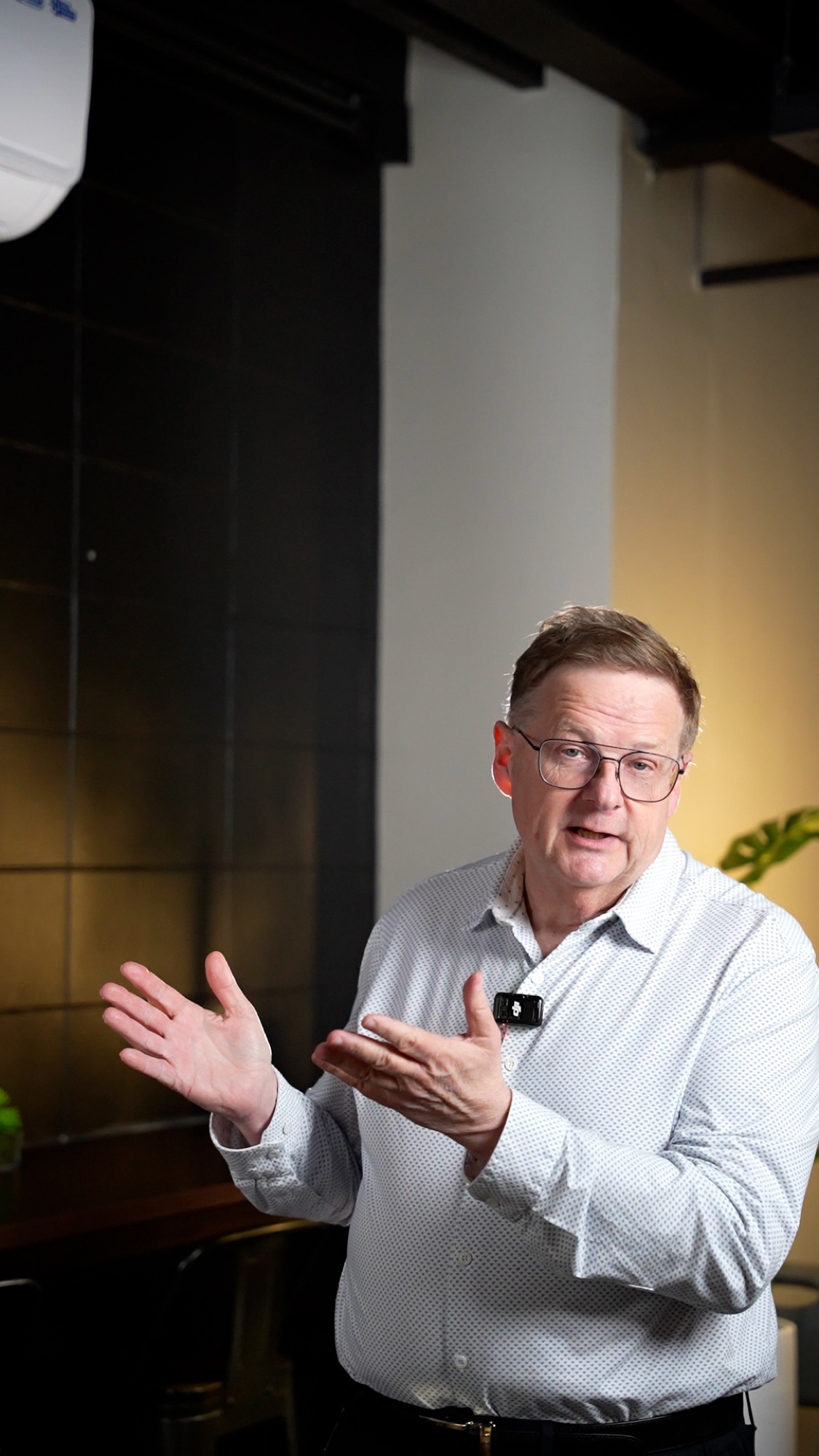 Peter Holtz explaining a point